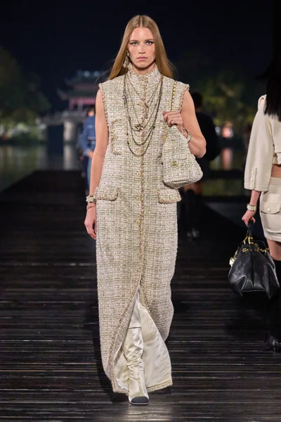 Look 32